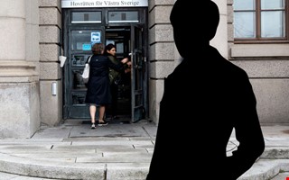 Sk�rpt straff � man filmade v�ldt�kt och tog bankkort