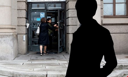 Sk�rpt straff � man filmade v�ldt�kt och tog bankkort