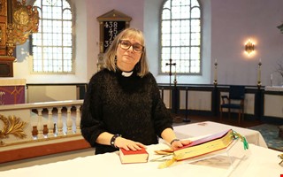 Fj�r�s f�rsta kvinnliga pr�st lyfte djurgudstj�nster