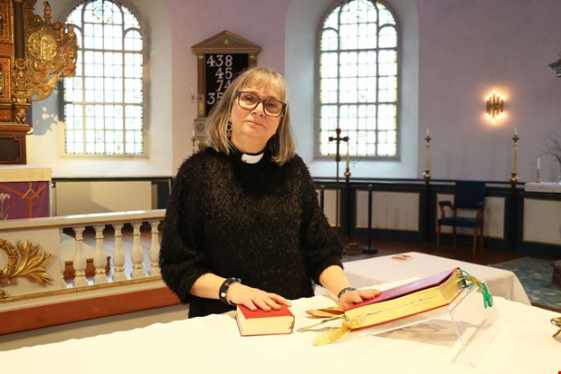 Fj�r�s f�rsta kvinnliga pr�st lyfte djurgudstj�nster