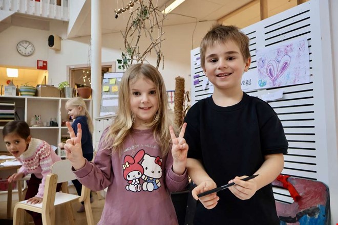 F�rskolebarnen vill sprida gl�dje � g�r positiva skyltar