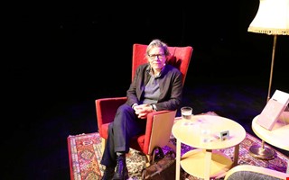 Prisad f�rfattare i samtal p� teatern