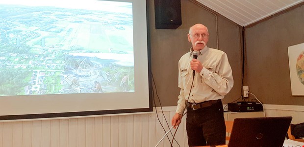 M�nadsm�te lockade m�nga