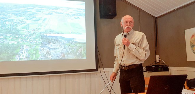 M�nadsm�te lockade m�nga