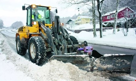 Debatt: Varf�r l�mna en sn�vall framf�r infarter? 