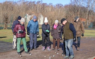 Samlas vid boulebanan f�r att spela  � oavsett v�der