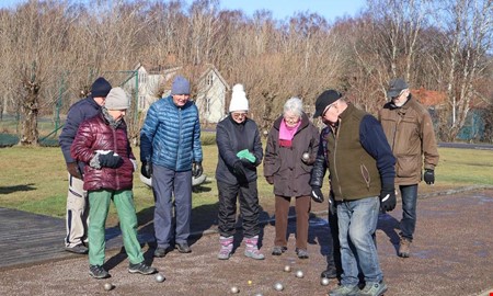 Samlas vid boulebanan f�r att spela  � oavsett v�der