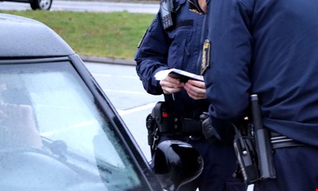 Stoppades av polis � blev av med k�rkortet