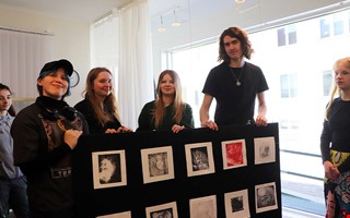 Esteteleverna invigde utst�llning i skyltf�nstret 