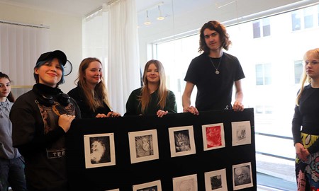 Esteteleverna invigde utst�llning i skyltf�nstret 