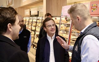 Statsministern i Kungsbacka � bes�kte livsmedelsbutik