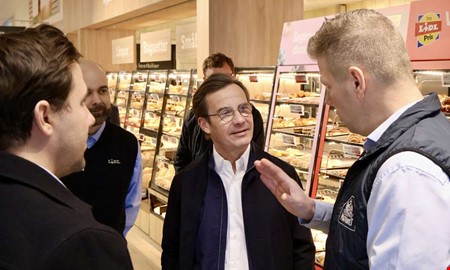 Statsministern i Kungsbacka � bes�kte livsmedelsbutik