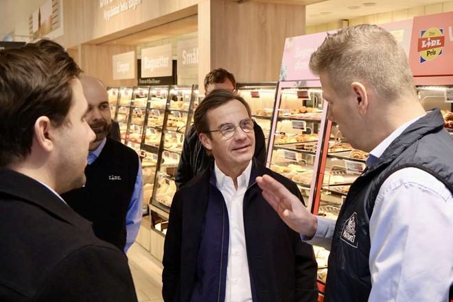 Statsministern i Kungsbacka � bes�kte livsmedelsbutik