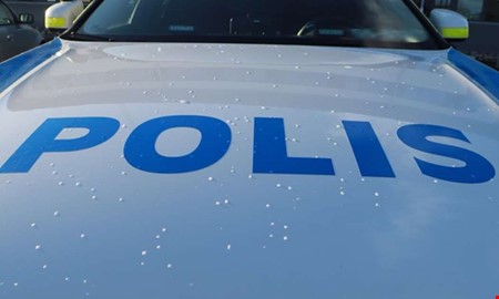 Befann sig obeh�rigt vid j�rnv�gen � orsakade t�gstopp