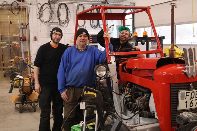 Gr�sklipparmannen i Fj�r�s har blivit viral succ�