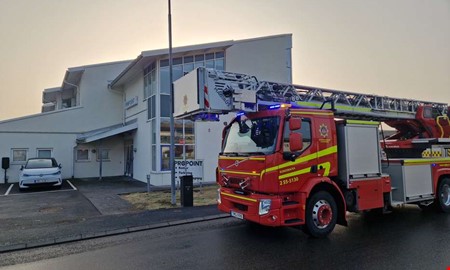 Larm om brand i byggnad � r�ddningstj�nsten p� v�g