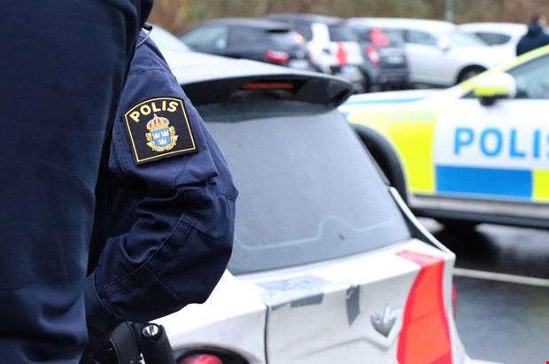 Mopedbil f�rdades f�r fort � polis stoppade f�raren