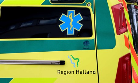 Cyklist och bil i krock � ambulans p� plats