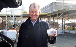 Bronsman blir kvar i Fj�r�s � bygger sitt eget dr�mhus