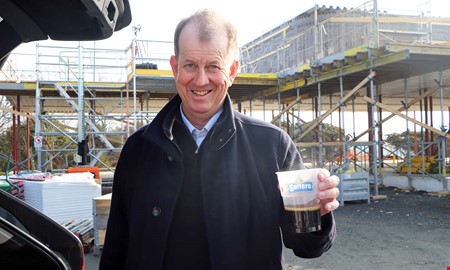 Bronsman blir kvar i Fj�r�s � bygger sitt eget dr�mhus