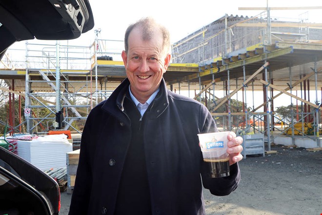 Bronsman blir kvar i Fj�r�s � bygger sitt eget dr�mhus