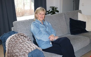 Monica h�ller Alfs Robertsons l�tskatt vid liv och skapar nytt