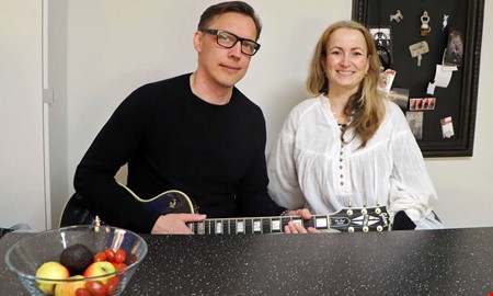 Peter och Charlotte fixade musik till nya tv-serien