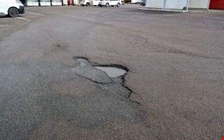 M�ngder av potth�l p� v�garna � fler v�ntas