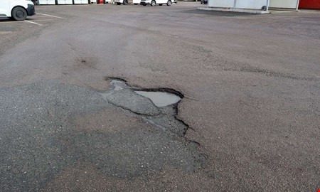 M�ngder av potth�l p� v�garna � fler v�ntas