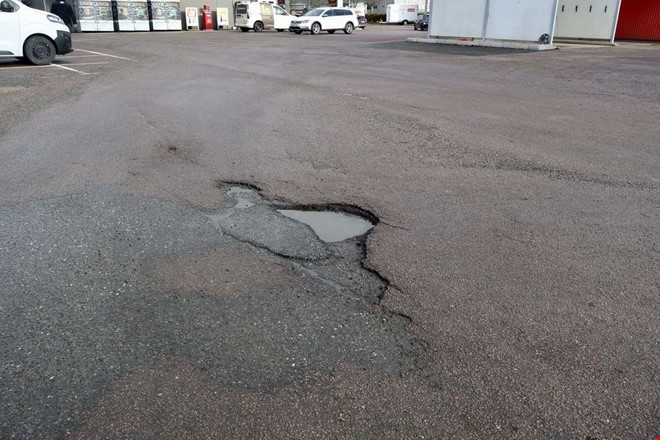 M�ngder av potth�l p� v�garna � fler v�ntas