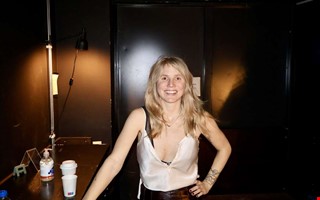 Succ�f�rfattaren hann till teatern efter t�gkaos 