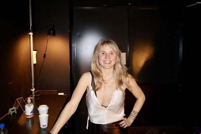 Succ�f�rfattaren hann till teatern efter t�gkaos 