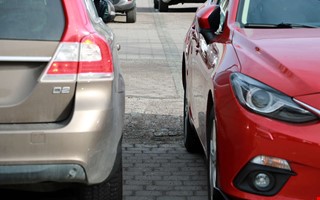 Nekas pengar f�r skada vid parkering � kvinna anm�ler