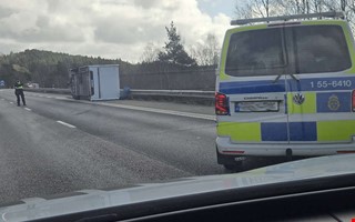 En husvagn välte över E6 – var helt avstängt