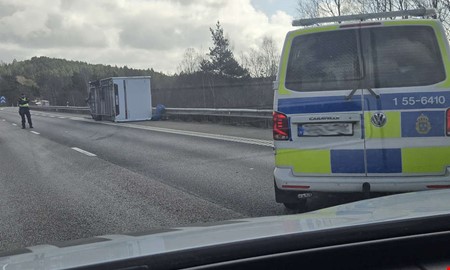 En husvagn har v�lt �ver E6: �V�lj annan v�g�