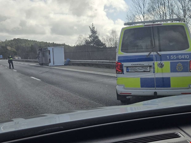 En husvagn välte över E6 – var helt avstängt En husvagn välte över E6 – var helt avstängt