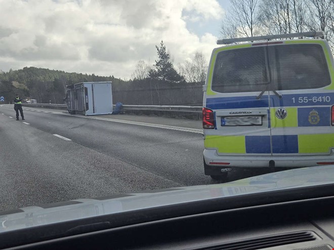 En husvagn har v�lt �ver E6 � helt avst�ngt 
