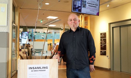 Samlar in pinnar � vill ta fram den 