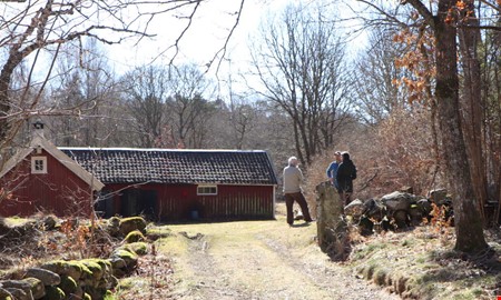 K�nd snickare �terskapar 1700-talstorp med ving�rd