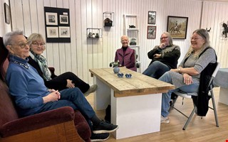 Avliden OS-medalj�r hedras med h�stutst�llning