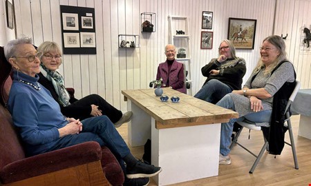 Avliden OS-medalj�r hedras med h�stutst�llning