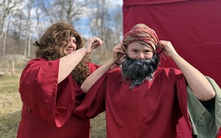 P�skspelet i ny tappning med s�ng och show