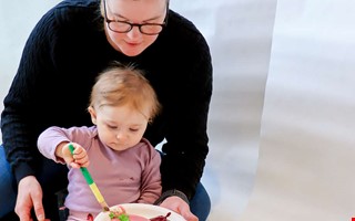 Bebisar som konstn�rer � sm� h�nder testade f�rg och smak