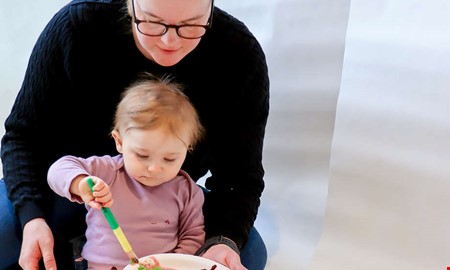 Bebisar som konstn�rer � sm� h�nder testade f�rg och smak