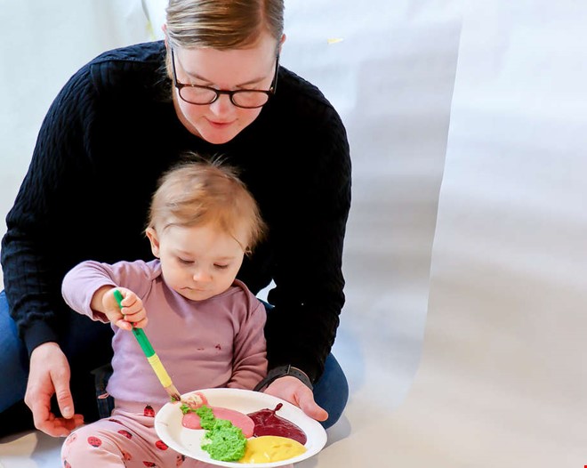 Bebisar som konstn�rer � sm� h�nder testade f�rg och smak