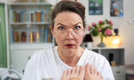 Komikern om nya pj�sen d�r strippklubb kommer till byn 