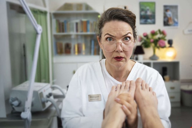 K�nda komikern ordnar med strippklubb p� teatern