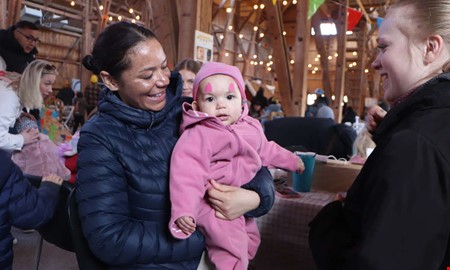 �ggjakt och lek � s� firades p�sken p� Tjol�holm