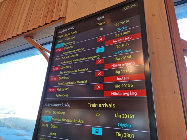 Stopp i t�gtrafiken efter olycka