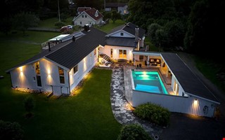 Villa med tv� bost�der, pool och altaner popul�r